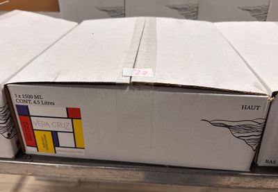 un grand nombre de boîtes posées sur une table