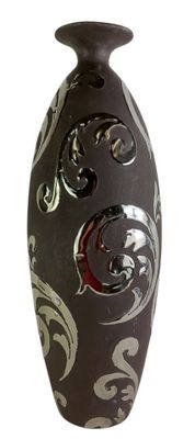 un vase noir orné d'un motif sur fond blanc