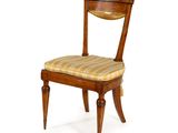 une image représentant une chaise en bois avec une assise et un dossier rayés