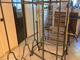 une photo d'un portemanteau dans un magasin
