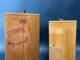 deux petites boîtes en bois ornées d'images, posées l'une à côté de l'autre