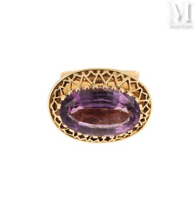 Gros plan sur une bague contenant une pierre violette