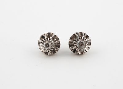 une paire de boucles d'oreilles en diamant sur fond blanc