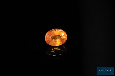 gros plan d'un diamant jaune sur une surface noire