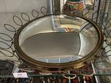 une vitrine en verre comportant un miroir