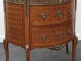 une petite commode avec un plateau en marbre