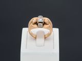 gros plan d'une bague en or avec un diamant au centre
