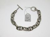 une photo d'un bracelet auquel est attachée une étiquette