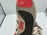 quelqu'un tient une paire de chaussures à la main