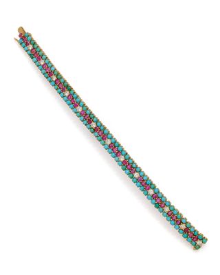 un bracelet multicolore en perles sur fond blanc
