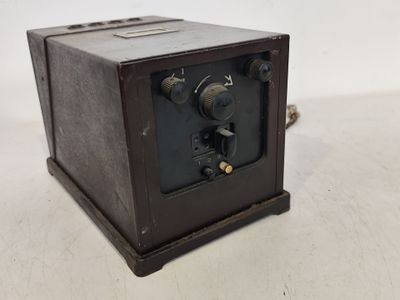 un vieux coffre-fort noir posé sur une table blanche
