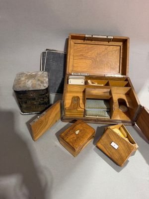 une petite boîte en bois contenant plusieurs objets différents