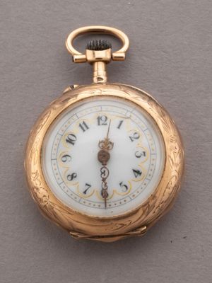 une montre de poche en or avec un cadran blanc