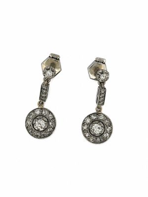 une image d'une paire de boucles d'oreilles en diamant sur fond blanc