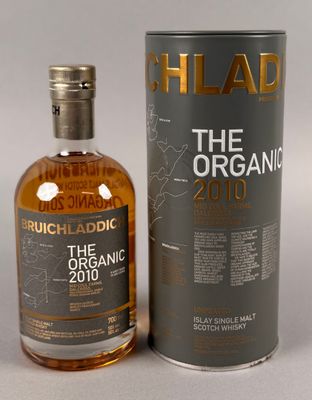 une photo d'une bouteille de whisky posée à côté d'un bidon de « Bio 2010 »