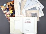 plusieurs livres sont empilés sur une table