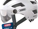 une image montrant un gros plan d'un casque sur fond blanc