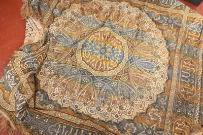 l'image d'un tapis posé sur le sol d'une pièce