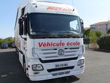un camion blanc garé dans un parking