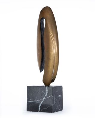 sculpture représentant une banane posée sur un socle en marbre, sur fond blanc