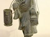 une statue d'une femme tenant un seau et un seau