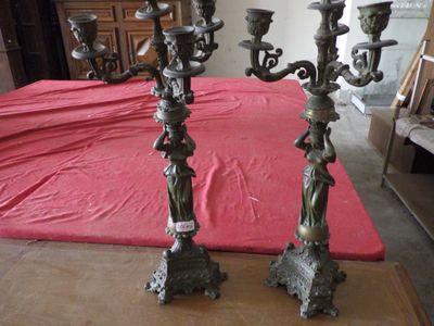 deux bougies posées sur une table recouverte d'une nappe rouge