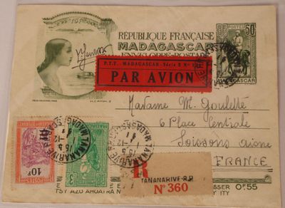 une vieille carte postale sur laquelle figure la photo d'une femme