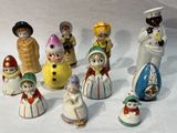 de nombreuses figurines de différentes tailles et couleurs disposées sur une surface blanche