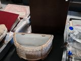 de nombreux objets posés sur la table dans la pièce