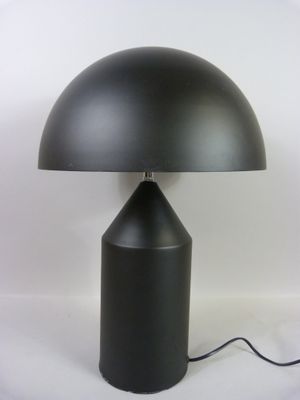 une lampe de table noire surmontée d'un abat-jour noir