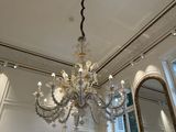 un lustre suspendu au plafond d'une grande pièce