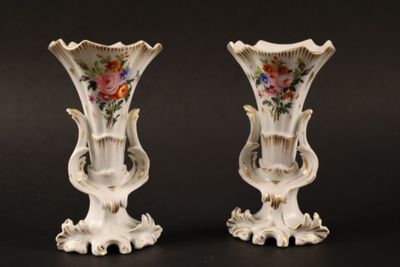 deux vases blancs ornés de fleurs sur fond noir