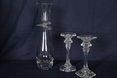 trois vases en verre posés l'un à côté de l'autre sur une table