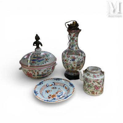 trois vases, un bol et une assiette posés sur une surface blanche