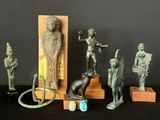 un grand nombre de statues posées sur une table