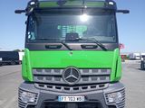 un camion vert garé sur le parking