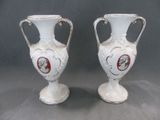 deux vases blancs posés l'un à côté de l'autre sur une table