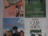 quatre affiches de films français accrochées au mur d'une pièce