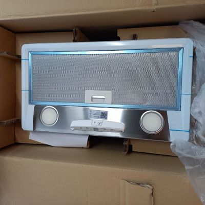 une radio posée dans une boîte sur une table