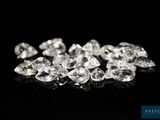 gros plan d'un groupe de diamants sur une surface noire