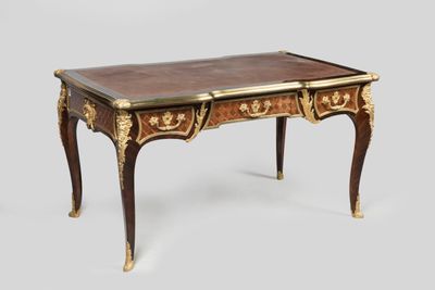 une image représentant une petite table avec un plateau en bois et des décorations dorées