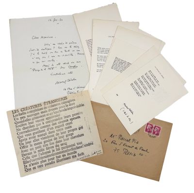 une pile de vieilles lettres et d'enveloppes empilées les unes sur les autres