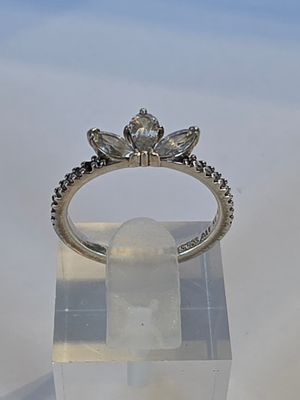 une photo d'une bague en diamant exposée dans une vitrine transparente