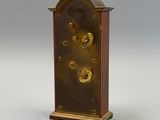 une petite horloge posée sur une table