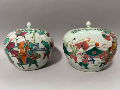 paire de vases chinois ornés de figures peintes sur fond blanc