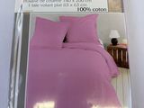 une parure de lit violette dans un emballage, sur fond blanc