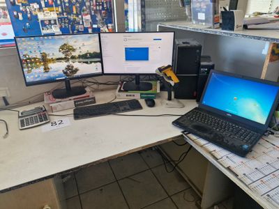 un bureau sur lequel se trouvent un ordinateur portable, un écran, un clavier, une souris et d'autres objets