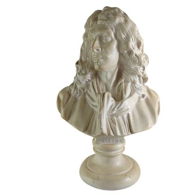 statue d'une femme aux cheveux longs, vêtue d'une robe blanche, posée sur un socle