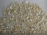 une boîte remplie de perles, posée sur une table