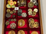 une vitrine en bois contenant de nombreux boutons
